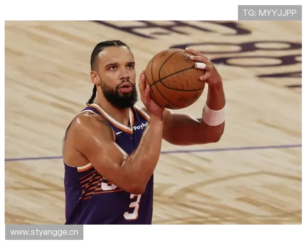 布克首节表现出色三分球未中依然轻松拿下12分2板2助